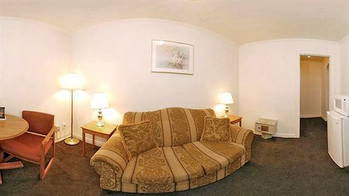 Rodeway Inn 伍德布里奇 外观 照片